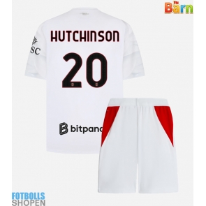 Billiga AC Milan Omari Hutchinson #20 Bortatröja Barn 2026-27 Kortärmad (+ Korta byxor)